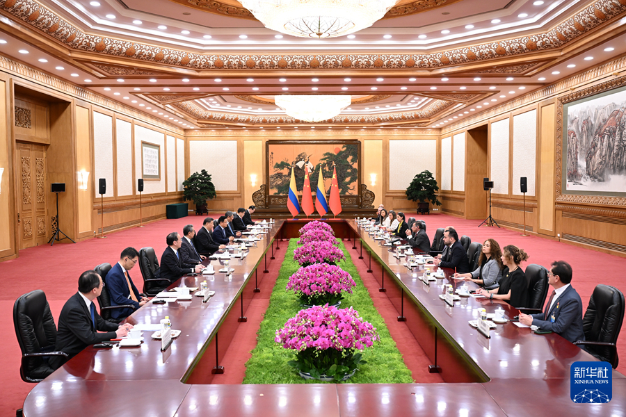 习近平会见哥伦比亚总统佩特罗(图2)